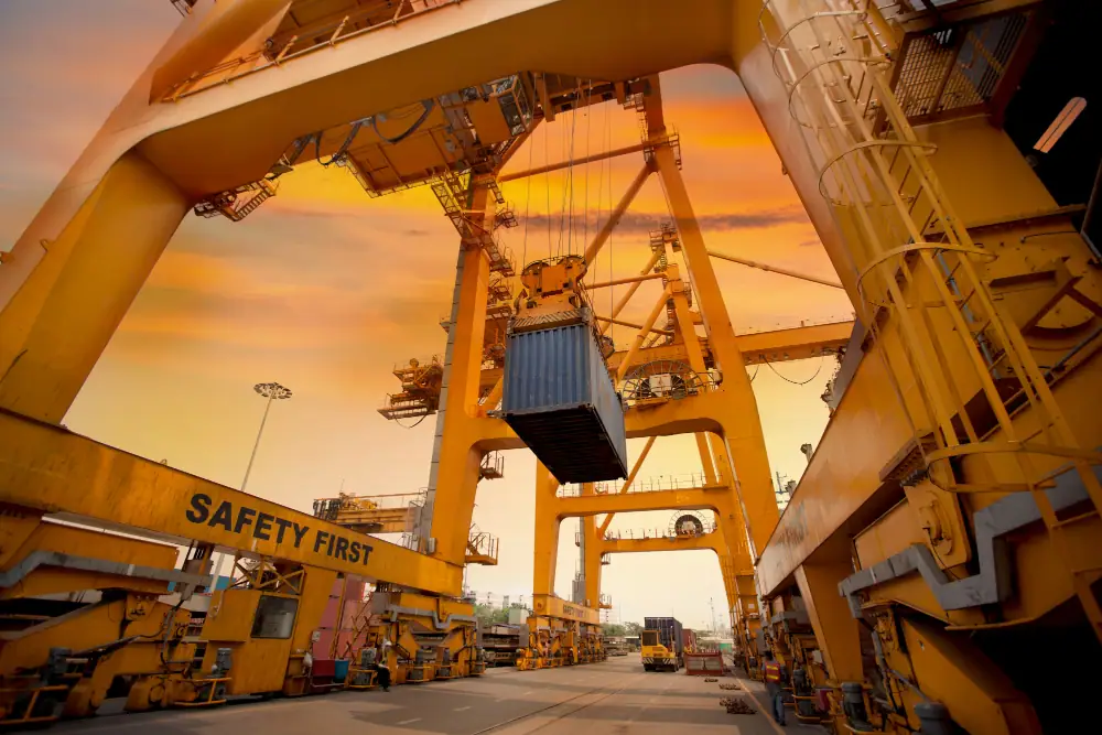 Grue portuaire en opération — manutention de conteneurs